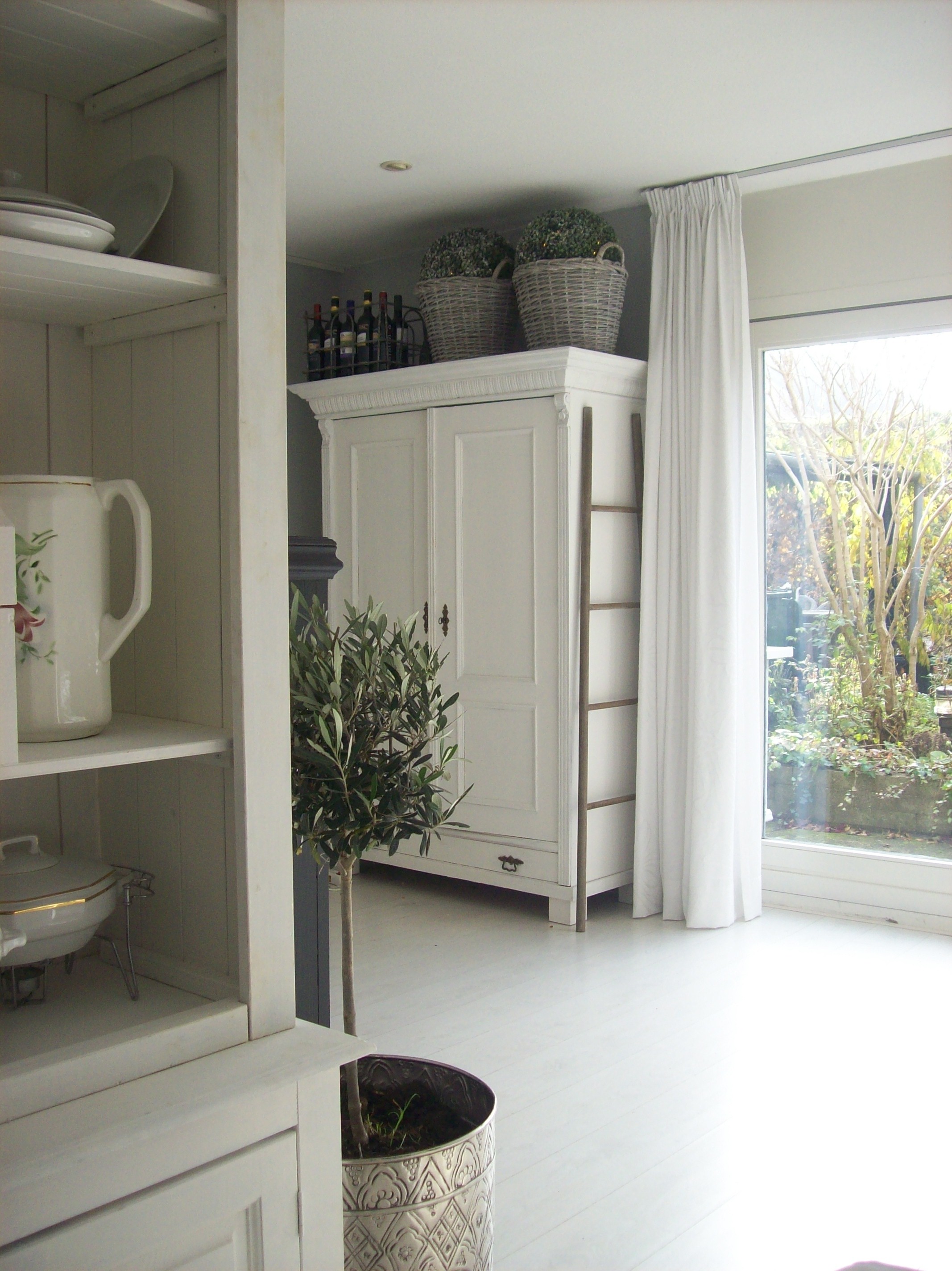 Moderne woonkamer bruin: woonkamer met grijze bakstenen muur. mr ...