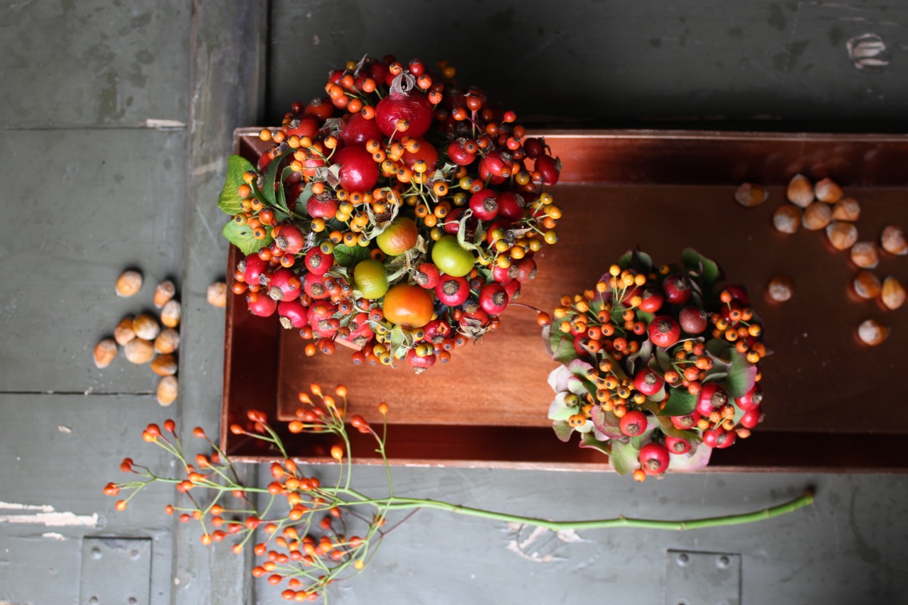 herfststuk met rozenbottels