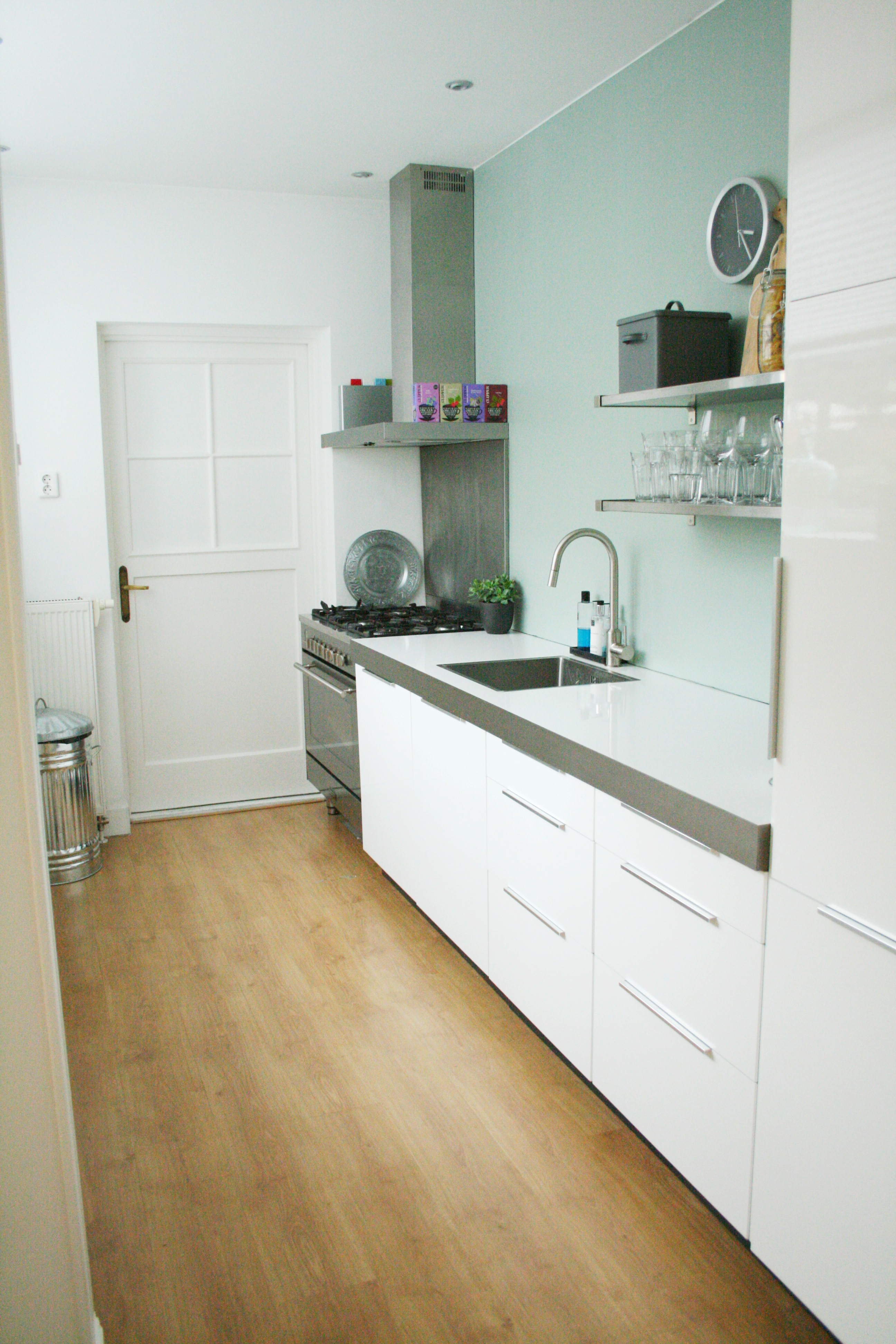 witte keuken met houten vloer