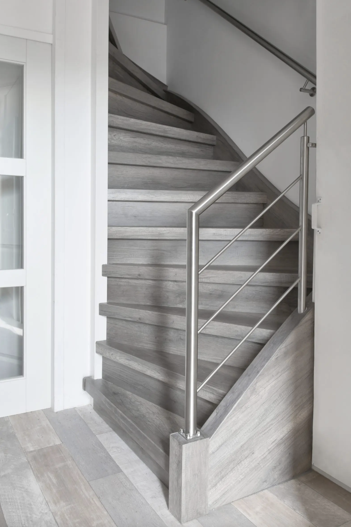 Een stijlvolle trap? Een snelle traprenovatie voor een moderne verbinding tussen twee verdiepingen.