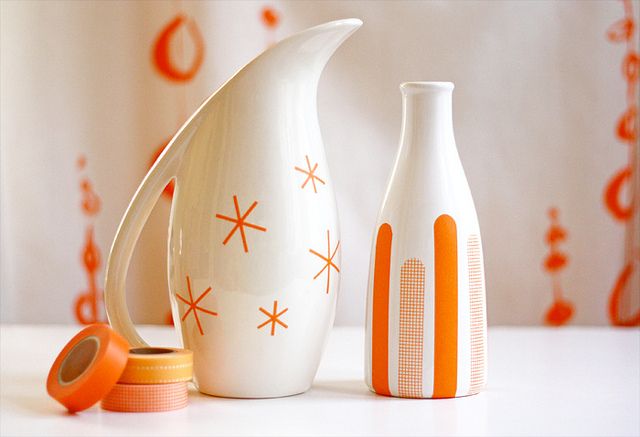 servies met oranje decoratie